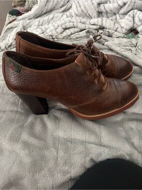 Brown Leather Lace-Up Heeled Oxfords
